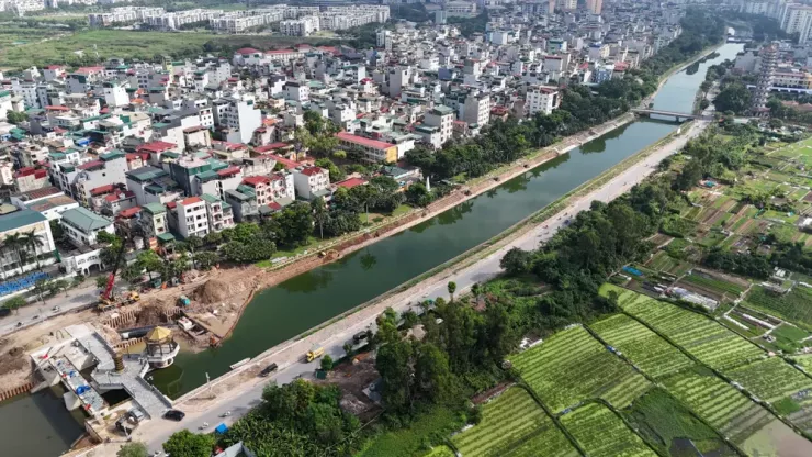Đoạn sông Tô Lịch nhìn từ khu vực đập dâng cầu Quang (phường Thanh Liệt, Hà Nội).