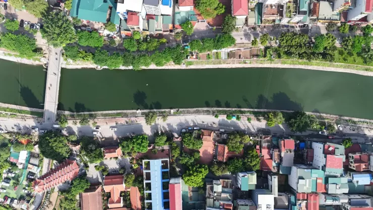 Nhìn từ trên cao, dòng sông Tô Lịch như một dải lụa xanh, rất đẹp mắt.