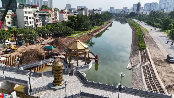 Đập dâng cầu Quang đang được hoàn tất những công đoạn cuối cùng, trong đó có hai đường ống lớn có tác dụng dẫn nước từ Nhà máy xử lý nước thải Yên Xá (sau khi được xử lý) để bổ cập nước cho sông Tô Lịch.