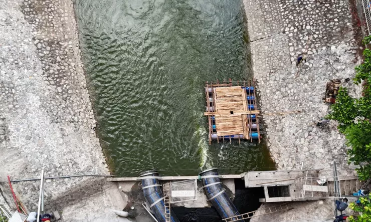 Nước hồ Tây được bổ cập vào sông Tô Lịch tại khu vực đầu đường Hoàng Quốc Việt giao cắt với đường vành đai 1 và đường Võ Chí Công.