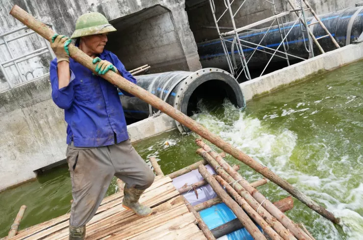 Công nhân đang gấp rút thi công để sớm hoàn thiện dự án cải tạo, chỉnh trang, bổ cập nước từ hồ Tây cho sông Tô Lịch.