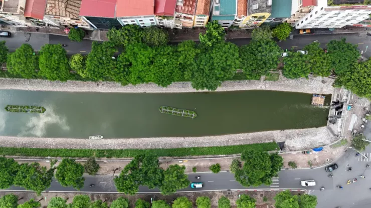 Dòng nước xanh, mát từ hồ Tây đã tiếp vào sông Tô Lịch một luồng sinh khí mới.