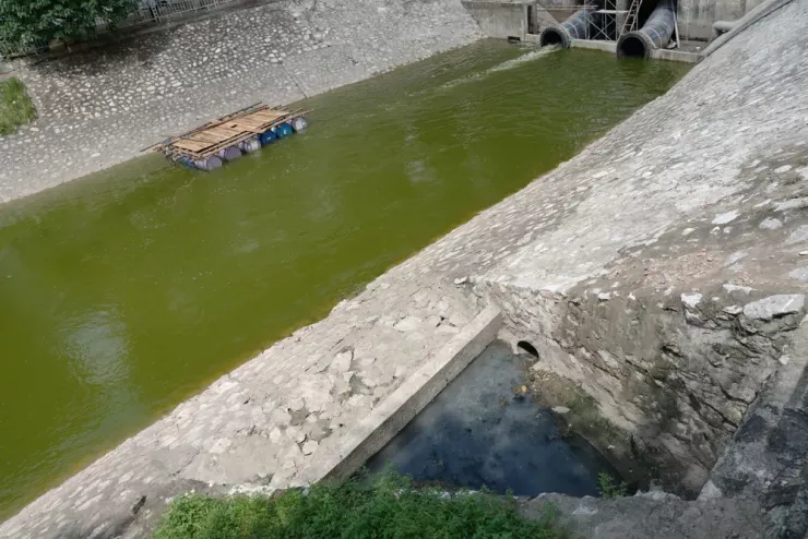Một miệng cống nước thải chảy ra sông Tô Lịch đã bị xây ngăn lại, nước thải được ngăn lại đưa vào hệ thống thu gom nước thải dẫn về xử lý tại Nhà máy xử lý nước thải Yên Xá. Sau khi qua xử lý, nguồn nước này được bổ cập lại cho sông Tô Lịch.