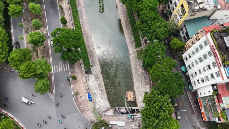 Nhìn từ trên cao, dù chỉ 1 đường ống bổ cập nước hồ Tây cho sông Tô Lịch hoạt động cũng giúp tạo ra dòng chảy nhẹ trên dòng sông này.