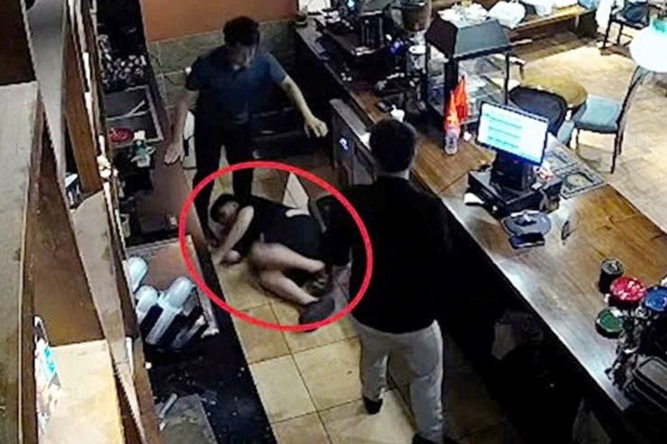 Anh Đ. bị người đàn ông đánh ngã xuống sàn. Ảnh cắt từ clip