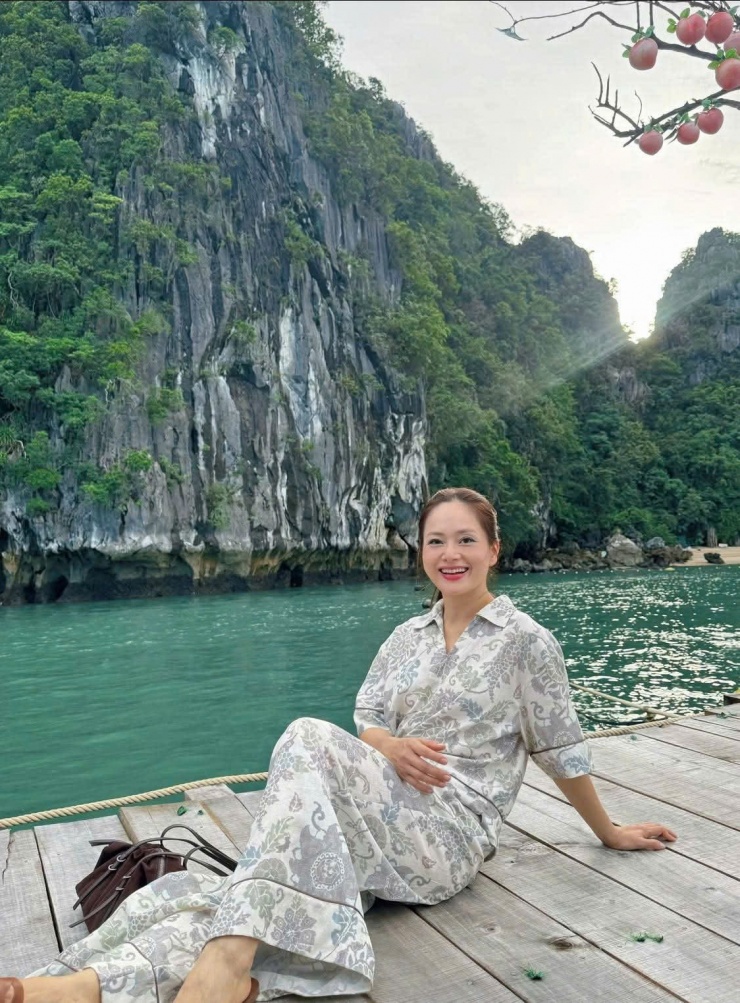 Diễn viên Lan Phương tận hưởng không khí trong lành và cảnh đẹp ở Ninh Bình. 
