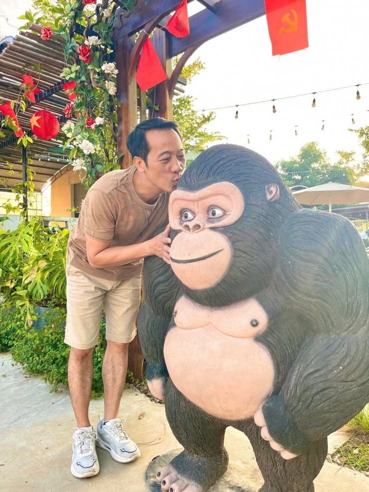 Hành động vui nhộn của NSƯT Thanh Bình bên tượng King Kong.