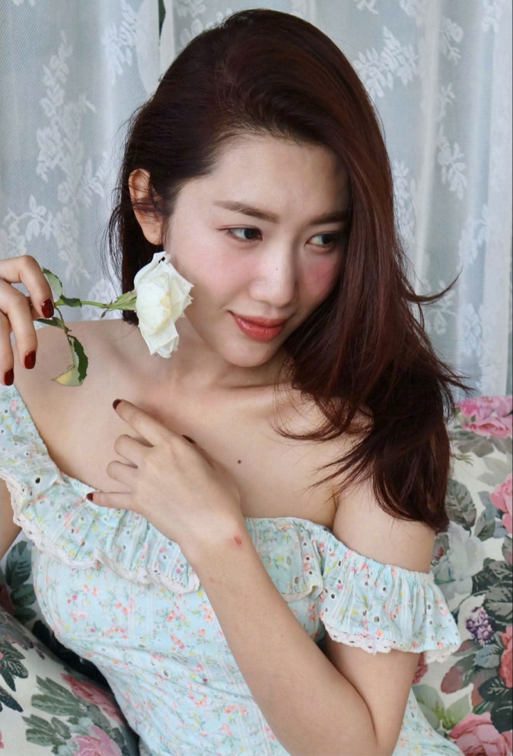 Diễn viên Thúy Ngân khoe loạt ảnh mới hút mắt.