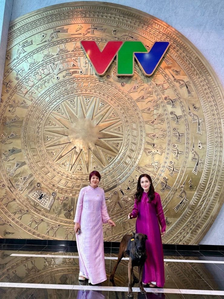 BTV Diễm Quỳnh và Hoàng Trang bên nhân vật đặc biệt. 