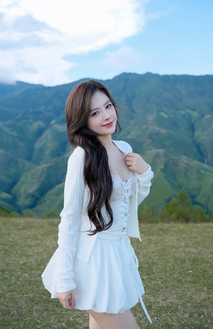 Dương Hoàng Yến tận hưởng những ngày nghỉ yên bình nơi núi đồi. 