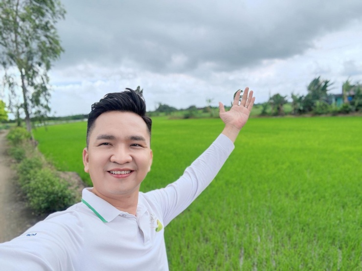 MC Hạnh Phúc tự hào về quê hương Việt Nam bao la trù phú.