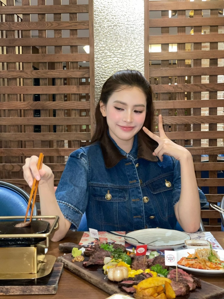 Hoa hậu Tiểu Vy khoe bữa ăn khiến "vòng eo khóc thét".