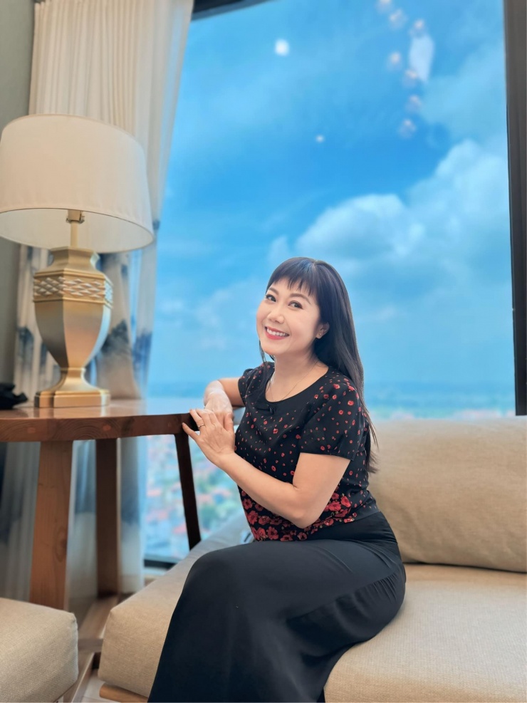 Nghệ sĩ Hương Tươi ngắm thành phố từ tầng 40. 