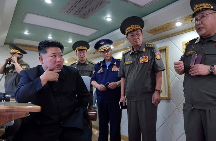 Chủ tịch Triều Tiên Kim Jong Un và các quan chức quân đội. (Ảnh: Reuters)