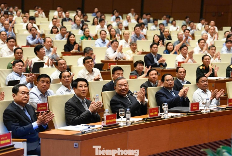 Các đồng chí lãnh đạo chủ chốt của Đảng, Nhà nước dự hội nghị quán triệt 4 nghị quyết của Bộ Chính trị, ngày 16/9. Ảnh: Như Ý.