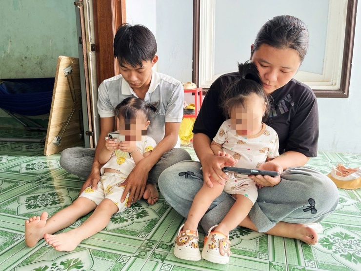 Vợ chồng anh Kiệt cùng 2 con nhỏ.