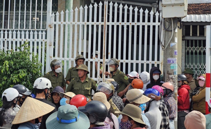 Cảnh sát phong tỏa hiện trường, điều tra vụ việc. Ảnh: XH