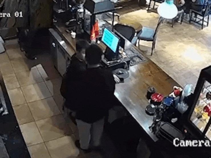 Công an vào cuộc vụ hành hung nhân viên quán cafe chỉ vì nhắc nhở không hút thuốc
