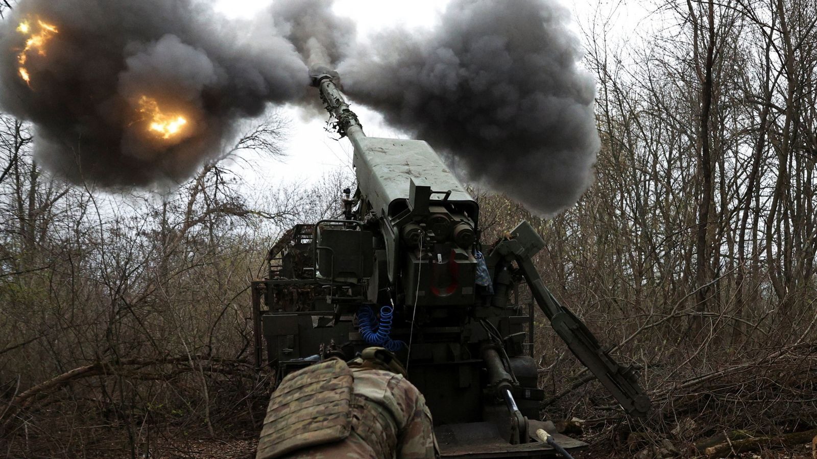 Ukraine nã pháo từ tuyến phòng thủ ở Pokrovsk. Ảnh: Reuters