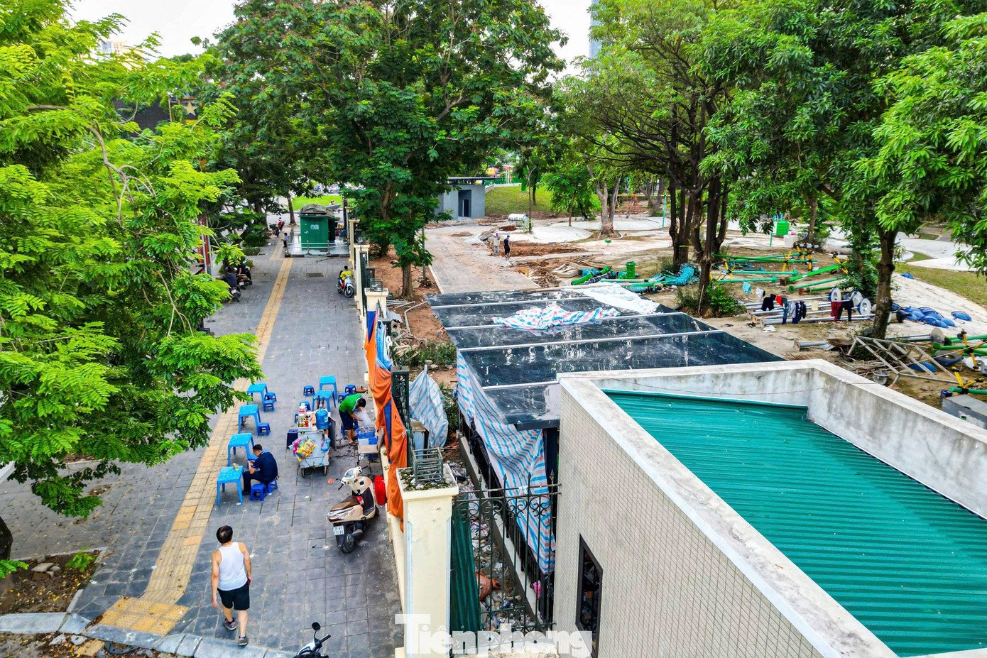 Cầu đi bộ hình cây đàn lạ trong công viên Nghĩa Đô - 19