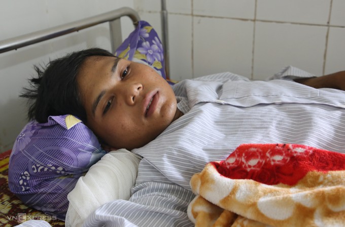 Hồ Văn Phan đang điều trị tại Bệnh viện Đa khoa khu vực Hướng Hóa với vết thương ở ngực. Ảnh: Đắc Thành