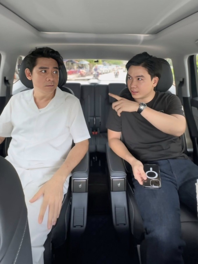 Diễn viên Huỳnh Anh Tuấn và trợ lý (phải).