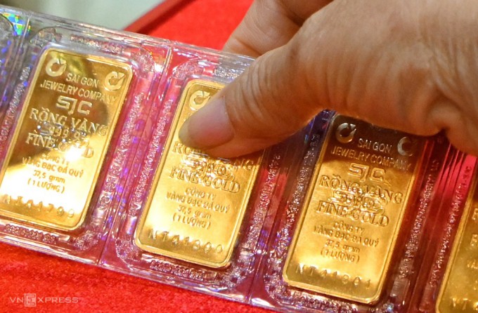 Giao dịch vàng miếng tại cửa hàng. Ảnh: Giang Huy