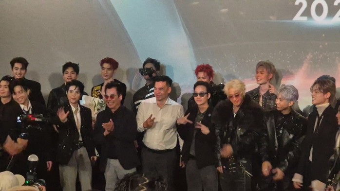 Cùng chụp ảnh lưu niệm