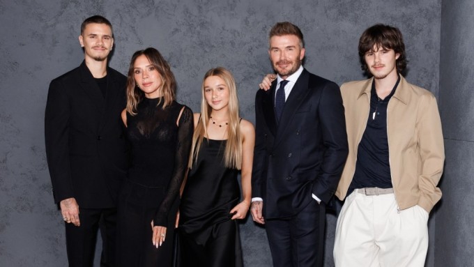 Gia đình Beckham tại sự kiện của hãng Boss đầu năm. Từ trái qua: Romeo, Victoria, Harper, David và Cruz. Ảnh: Boss