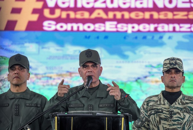 Bộ trưởng Lopez (giữa) phát biểu tại Caracas ngày 27/8. Ảnh: AFP