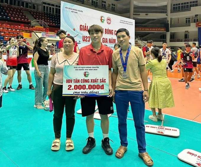 Đặng Thị Hồng (giữa) chụp ảnh cùng bố mẹ sau khi nhận giải VĐV tấn công hay nhất Giải bóng chuyền U23 Quốc gia 2024 ở quê nhà Bắc Kạn vào tháng 9/2024. Ảnh: Facebook/Đặng Hồng