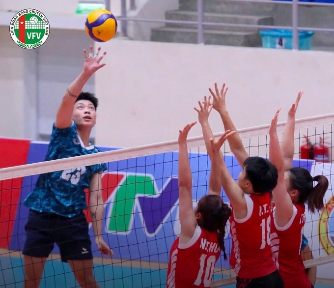 Đặng Thị Hồng (trái) thi đấu cho Ngân hàng Công thương tại giai đoạn một giải bóng chuyền nữ vô địch Quốc gia 2025 vào tháng 4. Ảnh: VFV