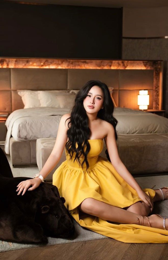 Hoa hậu Mai Phương Thúy gợi cảm trong váy vàng nổi bật.