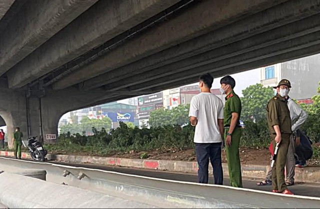 Chiều 18/9, trên đường Nguyễn Xiển (Hà Nội), người dân bất ngờ phát hiện thi thể một người đàn ông trên dải phân cách.