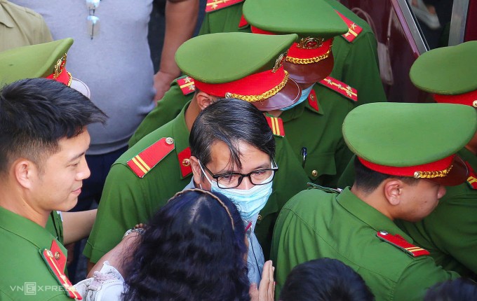 Ông Phạm Thái Hà rời phiên tòa sơ thẩm. Ảnh: Phạm Dự