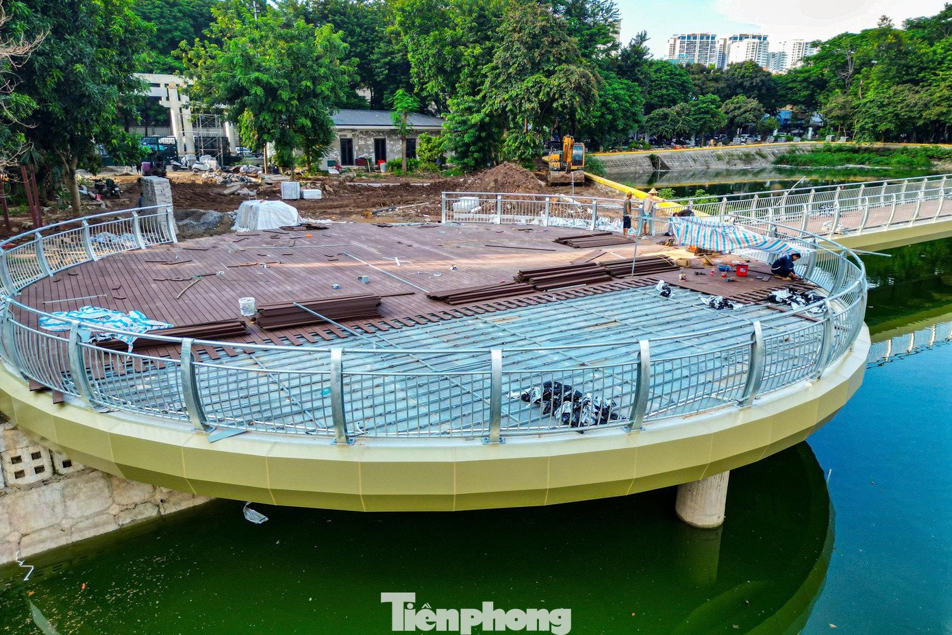 Cầu đi bộ hình cây đàn lạ trong công viên Nghĩa Đô - 6