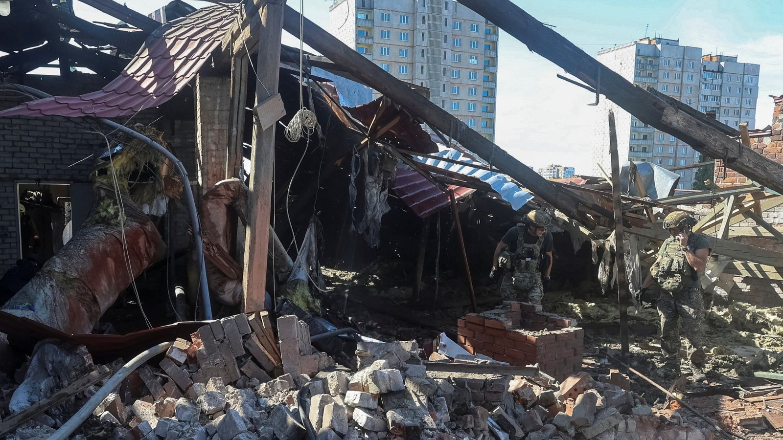 Hiên trường sau một vụ tấn công UAV ở Kharkiv. Ảnh: Reuters