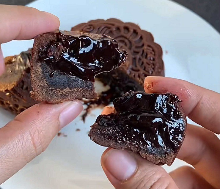 Bánh nướng nhân lava socola tan chảy hot hit mùa Trung thu 2025.