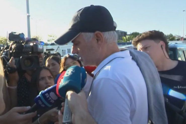 Mourinho trả lời các phóng viên sau khi về Bồ Đào Nha