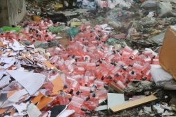 Tin tức trong ngày - Mỹ phẩm không rõ nguồn gốc vứt ngổn ngang tại bãi rác tự phát ở Hà Nội