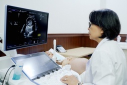 Hai bé gái chào đời khỏe mạnh sau ca can thiệp bào thai hiếm thấy tại Vinmec