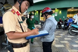 Chạy xe lên vỉa hè, nhiều người nhận mức phạt đến 6 triệu đồng