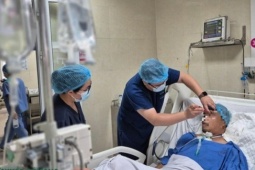 Thứ trưởng Trần Văn Thuấn 'mở đường' cứu người đàn ông gặp nạn trên cầu Nhật Tân
