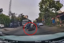 Xe máy - Xe đạp - Clip: Thót tim khoảnh khắc người đàn ông đi xe máy ngã ngay dưới gầm xe tải