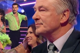 Alec Baldwin thờ ơ trước màn trình diễn bốc lửa của vợ