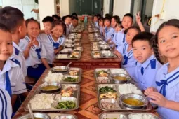 Bất ngờ với 'suất cơm 17 nghìn' cho học sinh bán trú