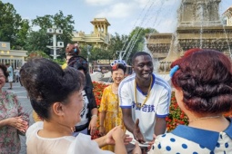 Khách Trung Quốc leo vách đá …
