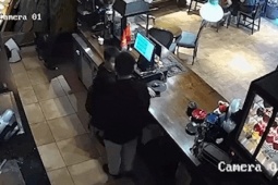 Công an vào cuộc vụ hành hung nhân viên quán cafe chỉ vì nhắc nhở không hút thuốc