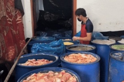 Tin tức trong ngày - Tận thấy cơ sở sản xuất lạp xưởng từ nguyên liệu thối rữa khiến ai cũng rùng mình