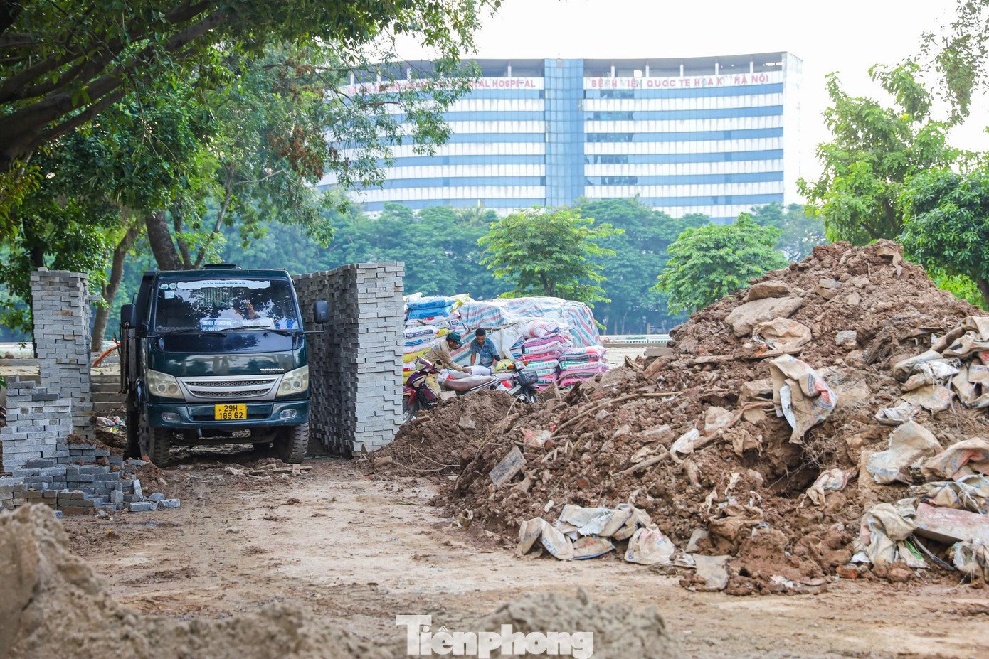 Cầu đi bộ hình cây đàn lạ trong công viên Nghĩa Đô - 9